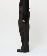 画像をギャラリービューアに読み込む, DIMENSIONAL KNEE TUCK PANTS