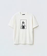 Load image into Gallery viewer, PATTI SMITH PHOTO TEE by KEVIN CUMMINS
