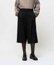 Load image into Gallery viewer, WOOL TWILL WIDE SHORTS
