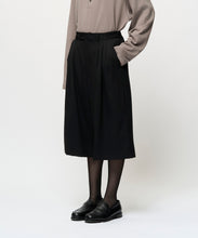 Load image into Gallery viewer, WOOL TWILL WIDE SHORTS
